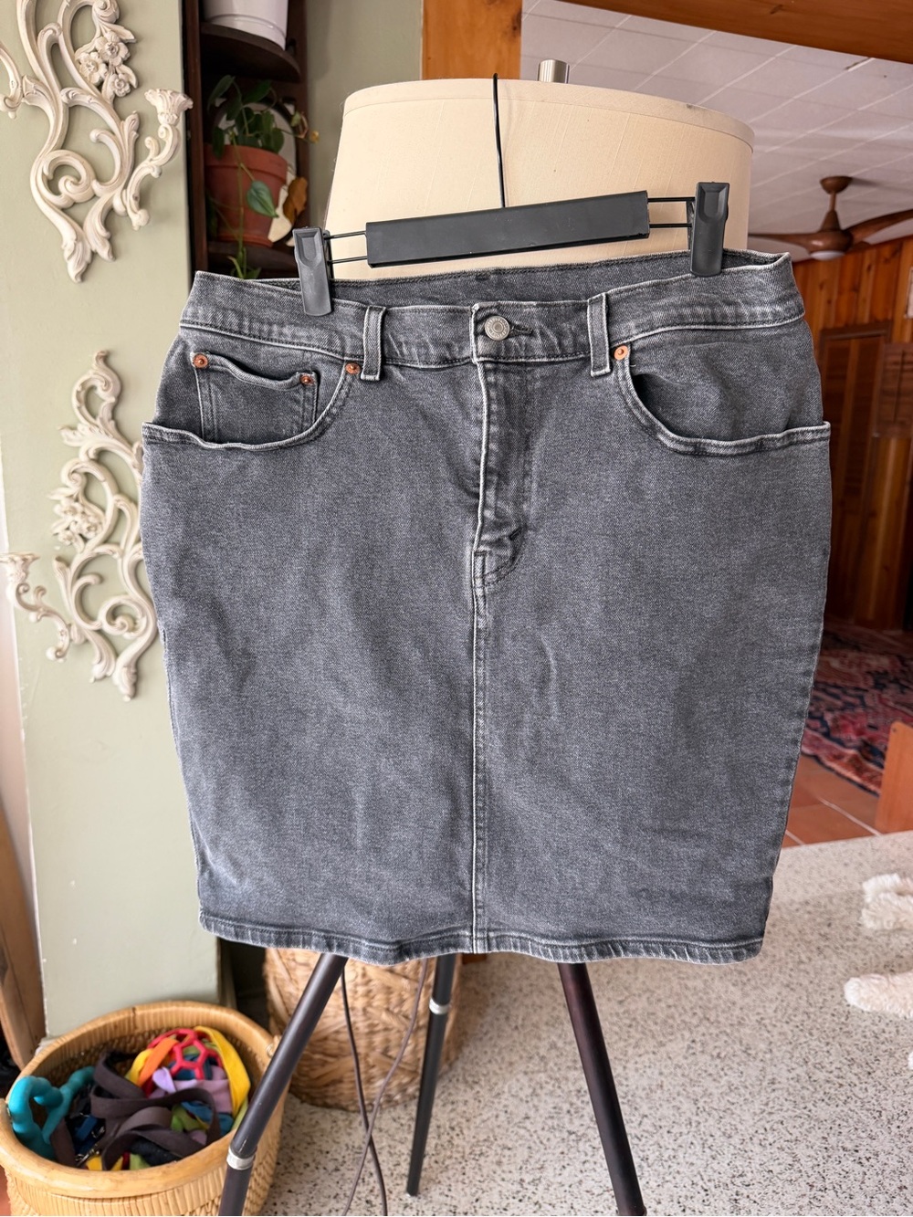 Levi’s Premium Washed Black Denim Pencil Skirt Size 33